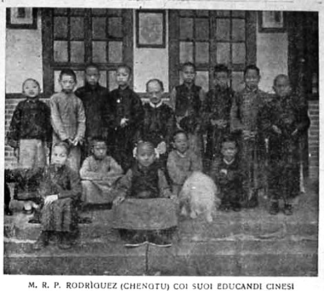 Cina - Il P. Segundo Miguel Rodriguez con i primi educandi cinesi (foto dei primi anni 30).