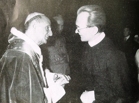 Paolo VI riceve il saluto del neo eletto Superiore Generale dei Redentoristi P. Joseph Pfab (questa foto è in occasione della Beatificazione di J.N. Neumann CSSR 1975).