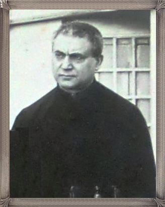 Fotografia di Fratello Francesco Talamo, originario di Positano. Aveva un grande amore per il decoro della chiesa, giungere a comprare con i suoi poveri mezzi tappeti e ornamenti. Morì nel 1926 a S. Angelo a Cupolo.