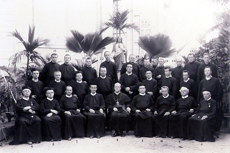 Il redentorista P. Augustinus (August) Beukers, C.Ss.R. (1861-1921) – Paesi Bassi della Provincia di Amsterdam in una foto di gruppo della Comunità di Paramaribo (Suriname) durante la visita del vescovo redentorista Mons. Teodoro Van Roosmalen (vescovo dal 1911 al 1947) – Padri = Aug. Beukers, Hendr. de Groot, Alphonse Kuijper, Petrus Van"