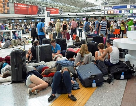 Le foto dell'aeroporto di Fiumicino nel caos dei gioni scorsi sono diventate emblematiche della ricerca che l'uo fa della sua felicità e delle delusioni che sopraggiungono. La risposta è nel Vangelo di oggi: "Allora gli dissero: «Signore, dacci sempre questo pane». Gesù rispose loro: «Io sono il pane della vita; chi viene a me non avrà fame e chi crede in me non avrà sete, mai!».