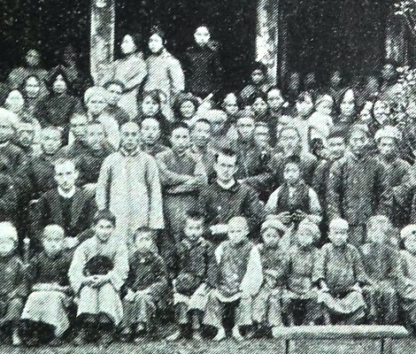 Nessuna foto del redentorista Fratello Santos Cavero Miguélez C.Ss.R. 1900-1932 Spagna, della Provincia di Madrid. Un fratello laico come San Gerardo, esempio e ammirazione per tutti i confratelli anche sacerdoti. Preziosissimo nella missione di Cina, dove fu il fratello laico a morire. La foto mostra una Comunità redentorista cinese degli anni ’30.