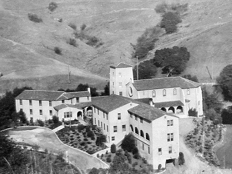 Nessuna foto del redentorista Fratello Joseph Jacksa C.Ss.R. 1865-1937  Austria/Polonia della Provincia di Saint Louis. A 28 anni emigrò in America dove entrò nella nostra Congregazione, che aveva conosciuto in patria. Fratello coadiutore prezioso in tutte le comunità alle quali fu assegnato. – La foto mostra il complesso redentorista di Oakland: il caro fratello morì nell’ospedale di questa città, consumato da dolori articolari e prostatici.