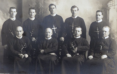 La foto del 1917 mostra la Comunità di St. Anne de Beaupré col secondo noviziato di cui P. Manise era Maestro. I Padri nella foto sono: Bálanger, Manise, Mônard, Caron, Mercier R., Mercier C., Legris, Roberge, Désgagn.