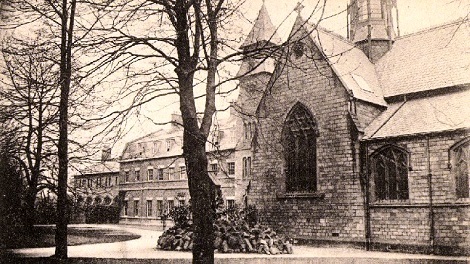 Nessuna immagine disponibile del redentorista P. Martin Hayes, C.Ss.R. 1878-1958 – Irlanda, Provincia di Londra. Molto apprezzato e richiesto per le confessioni, soprattutto da anziano, quando maturò spiritualmente nell’amore e nella misericordia di Dio, di cui fu dispensatore. Morì ottantenne nel 1958 a Bishop Eton, di cui si vede qui un’antica foto.