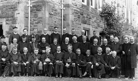 Il redentorista P. Francis Nolan, C.Ss.R. 1894-1976 – Irlanda, allora Provincia di Londra.  -  La foto presenta Padri e Fratelli della Comunità di Perth ( St. Mary's Kinnoull) con Vescovi; senza data: Padri: Locke, Nolan, Howart, Bauchant, Mshi, Nolan T., Jones, Mc Ungle; Fratelli: Paschal, Antony, Willians, Peter, Hugh.