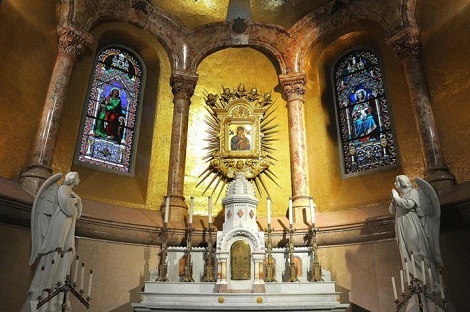 Nessuna immagine del redentorista P. William Kodad C.Ss.R. 1902-1955  USA della Provincia di Baltimora.  Nella foto: l’altare della Madonna del Perpetuo Soccorso a Boston, la parrocchia che ha dato vari redentoristi.