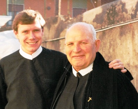 P. Calogero durante una missione insieme al giovane confratello P. Stefano.