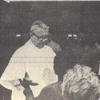 Mons. Connors durante una visita pastorale nel 1985 (foto da Communicationes CSSR).